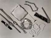Accessoarer från Nordiska kompaniet. Armbandsur, hårnålar, puderdosa, pärlhalsband, armband och kam.