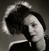 Kvinnlig modell i hatt, hösthattar. Nordiska Kompaniet.