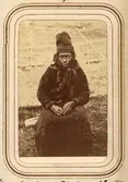 Porträtt av Karin Nilsdotter Finnberg, född Länta, 50 år, Sirkas sameby. Ur Lotten von Dübens fotoalbum med motiv från den etnologiska expedition till Lappland som leddes av hennes make Gustaf von Düben 1868.