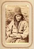 Porträtt av änkan Ristin Menlös f. Pantsi, 44 år, Tuorpons sameby. Ur Lotten von Dübens fotoalbum med motiv från den etnologiska expedition till Lappland som leddes av hennes make Gustaf von Düben 1868.