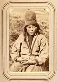 Porträtt av änkan Ristin Menlös f. Pantsi, 44 år, Tuorpons sameby. Ur Lotten von Dübens fotoalbum med motiv från den etnologiska expedition till Lappland som leddes av hennes make Gustaf von Düben 1868.