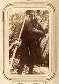 Nils Pålsson Menlös, 36 år, same från Tuorpon (Norge). Ur Lotten von Dübens fotoalbum med motiv från den etnologiska expedition till Lappland som leddes av hennes make Gustaf von Düben 1868.