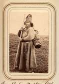 Eva Brita Mulka, f. Granström, 28 år, med barn i kont på ryggen. Tuorpons sameby. Ur Lotten von Dübens fotoalbum med motiv från den etnologiska expedition till Lappland som leddes av hennes make Gustaf von Düben 1868.