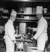 Fransk festival 1955. Två kockar lagar fransk mat. Nordiska Kompaniet.