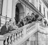 Glada flickor visar tonårsmodet 1952. Nordiska Kompaniet.