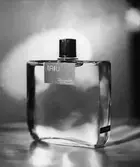Foto på en parfymflaska. Nordiska Kompaniet.