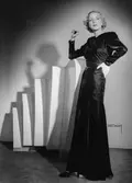 Mannekängen Margit Langlet, fast anställd på NK:s Franska damskrädderi visar en lång, slank aftonklänning våren 1941.