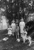 David o Ivan Johansson med fr. v. kusinerna Asta, Doris och Gunhild Hollner. Lima socken, Dalarna.