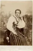 Kvinna i folkdräkt