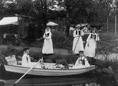 Skansens vårfest 1893. Fiskdamm, kvinnor i roddbåt.