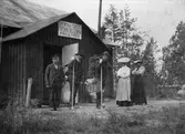 Tre män och två kvinnor utanför Svenska Tursitföreningens stuga