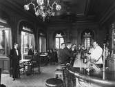 Hotel Rydbergs bar. I baren O. Gustafsson, till vänster, med stora mustascher, den vid tiden så kände författaren Algot Ruhe.