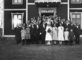 Bröllop i Lissola. Brudparet Lissola Edvard Martinsson, Flötnäs Gerda Johansson. Gruppbild utanför hus.