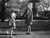 Flickor hoppar hage. Reklambild för barnkläder 1941. Nordiska Kompaniet.