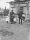 Familjeporträtt framför bostadshus. Lima, Dalarna