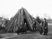Familjen Neila Makke Årén från Frostviken, Jämtland utanför samevistet på Skansen. 