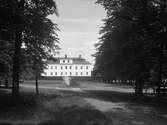 Åkeshof, manbyggnadens södra fasad. I förgrunden parken. Bromma socken, Sollentuna härad, Uppland. 