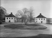 Åkeshof. Flyglarna och uppfarten från manbyggnadens port. På gårdsplanen en gräsbevuxen rundel. Bromma socken, Sollentuna härad, Uppland. 