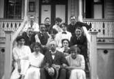 Gruppbild. Trappgrupp i Anneberg. Oscar R, Augusta Olson, Signe R, Waldemar P, Birger Personne, Gösta Olson, Gertrud, Anna Rydbeck och Erik Sohlman, Ingeborg Olson, Karin Palmgren, Fredrik, Sigrid och Carin Rydbeck.