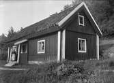 Det fd. skogvaktarbostället Fagervik, tidigare under Fållnäs, Sorunda socken i Södermanland. Framför huset står en kvinna - Mor Hedberg.
