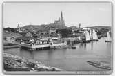 Vy över Lysekil i Bohuslän. I förgrunden syns badanstalten, i fonden på berget skymtar kyrkan.