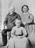 Grupporträtt föreställande kyrkoherde Anders Fjellner med hustru och dotter.