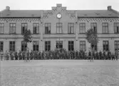 Första världskriget.  Landstormen står uppställda framför Centralskolan.