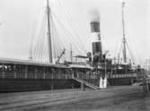Första världskriget. Rödakorsbåt, Aeolus, i Trelleborgs hamn. Fartyget är fullt med soldater.