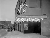 Röda Kvarn. Exteriör biograf Röda kvarn, korsningen Algatan-Hansagatan.