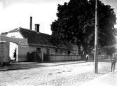 Andén garveri på Östergatan. 1897 övertog Bernhard Andrén det gamla J Svenssons garveri vid Östergatan i kvarteret Österbro. I fastigheten hade det funnits garveri sedan 1864. 1937 ombildades Andréns rörelse till aktiebolag och samtidigt skedde en uppdelning av företagets verksamhet i AB Bernh Andréns Läderfabrik och AB Andréns Läderaffär, vars huvudaffär låg vid Algatan 64.