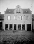 Algatan 36. Huset byggdes 1931, arkitekt var Albert Flygare. Här bodde Gustaf Palmqvist, Trelleborgstidningens redaktör. Algatan, kvarteret Valfisken mindre.