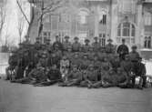 Soldater framför Centralskolan