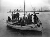 Hamnen, fiskebåt. Gruppbild. 10 personer ombord på fiskebåten TG.249 i Trelleborgs hamn.