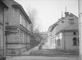 Svartmangatan - Rundelsgränd, Fjärdingen, Uppsala 1901 - 1902. Man med kärra i backen