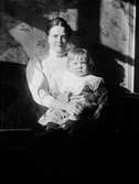 Josef Ärnströms svägerska, Berta Ärnström med sin son Josef, sannolikt Hållnäs socken, Uppland 1909