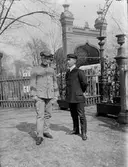 Män i uniform utanför Restaurang Rullan, Kungsgatan 44, kvarteret Frigg, stadsdelen Dragarbrunn, Uppsala