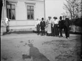 Sannolikt Josef Ärnström, Ruth Holm med flera personer spelar boccia 1911