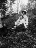 Sannolikt Ruth Holm med flera personer, sannolikt Berge, Timrå socken, Medelpad 1910