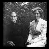 Anna Lovisa Ärnström med svärdottern Nora, sannolikt Medelpad 1912