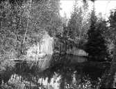 Vattenfyllt gruvhål nära Östhammar, Uppland i juli 1921