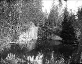 Vattenfyllt gruvhål nära Östhammar, Uppland i juli 1921