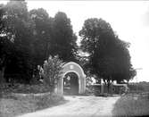 Stiglucka vid Veckholms kyrka, Veckholms socken, Uppland i juni 1925
