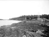 Strand med berghällar nära Öregrund, Uppland i juli 1924