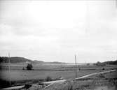 Landskapsvy och väg i Vassunda socken, Uppland augusti 1920