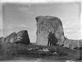 Man vid flyttblock i Säva, Balingsta socken, Uppland, maj 1912