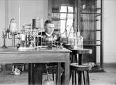 Ung man i laboratorium, sannolikt vid Uppsala universitet, Uppsala, 1903