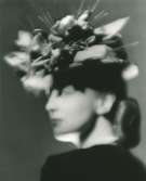 Porträtt av kvinna i hatt med dekorationer, av Monsieur Erik.