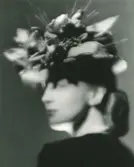 Porträtt av kvinna i hatt med dekorationer, av Monsieur Erik.