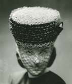 Porträtt av kvinna i hatt med flor, av Monsieur Erik.