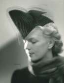 Fb, Porträtt av kvinna i hatt med flor.